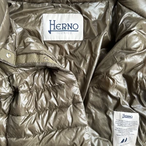 Hernojacka - Trekvartsjacja från Herno. Köpt ny i slutet på 2022 från deras hemsida för över 400 €. Den är i fint skick men har märken på armen, antagligen av dunet inuti. Dustbag finns och kan skicka bild på kvittot. Tror den är i IT 40 vilket motsvarar strl 36.