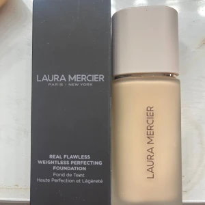 Virala real flawless foundation från Laura mercier - Färg 1N2 Vanille. Endast testad. Säljer pga fel färg. Nypris 590kr