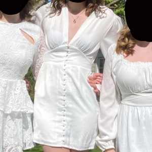 Examensklänning - Säljer min otroligt fina studentklänning! Har dragkedja på sidan, inga fläckar m.m. Fint skick