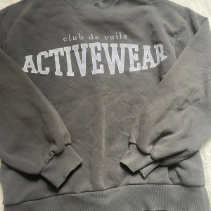 Sweatshirt m tryck💜 - Säljer denna sweatshirt med trycket ”Club de viole activewear” då den inte kommer till användning längre💜 Den är i okej skick då den användes mycket tidigare💕 Kontakta mig för frågor mm.💙