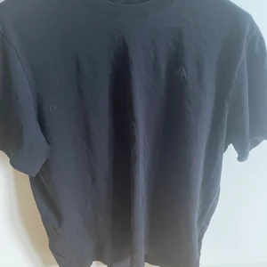 Moose knuckles T-Shirt - Tjena! Säljer nu min moose knuckles T-shirt som jag köpte på NK i Göteborg! Köpte för 1800kr o säljer för 750kr 