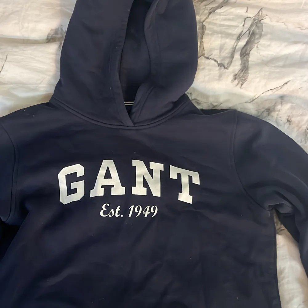 En marinblå Gant hoodie i storlek 158/164 13-14 years som är använd men fortfarande i väldigt bra skick.. Hoodies.