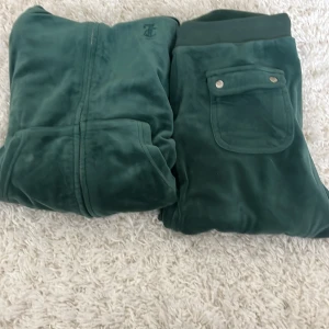  Säljer mina gröna juicy -  Juicy byxor och tröja har använt rätt så mycket har blivit förkorta säljer båda 