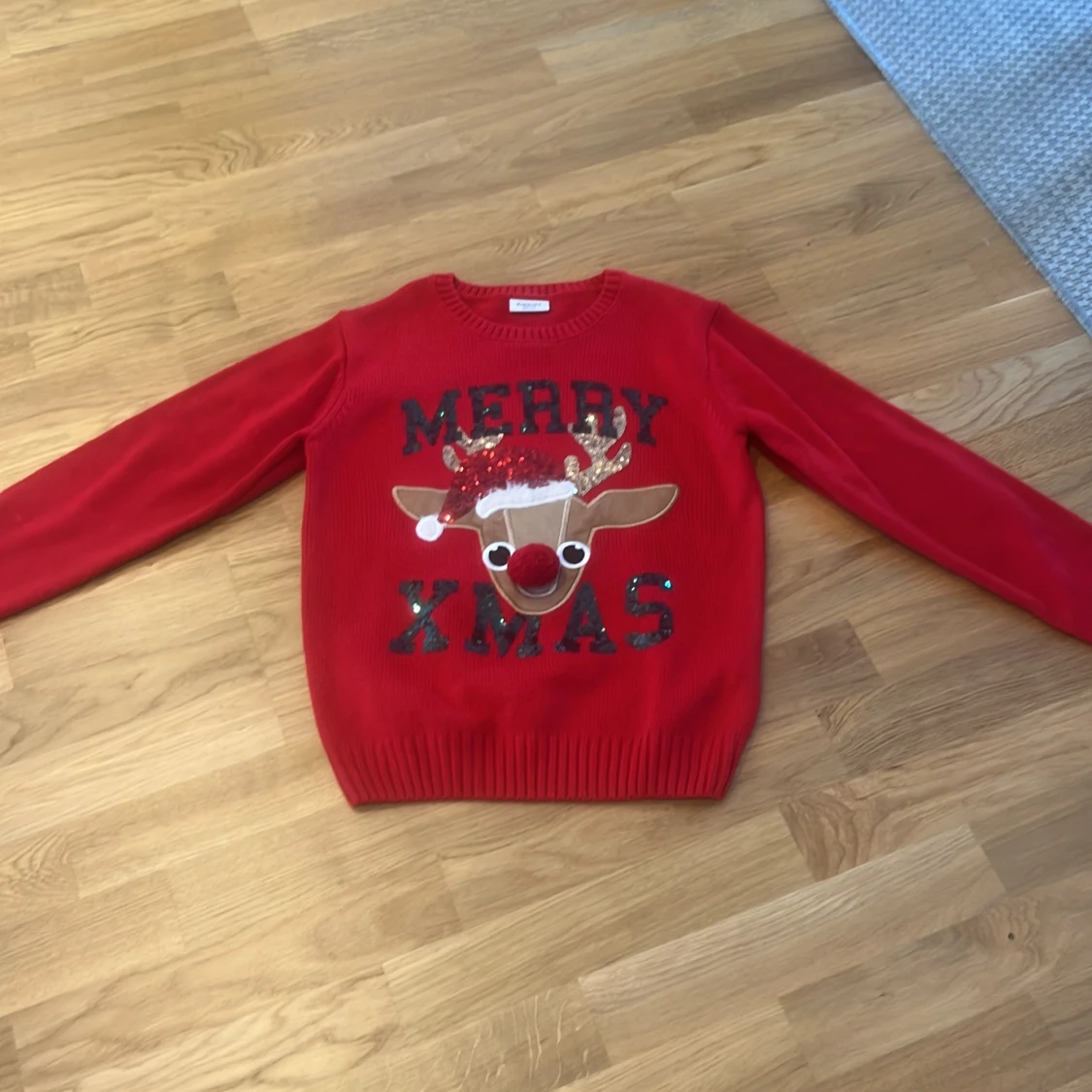 Söt stickad jultröja till barn.