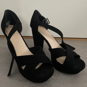 Bianco klackskor  - Svart mocka material klackar från Bianco. I storlek 41, klacken är ca 10 cm. Sparsamt använda. 