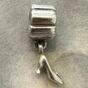 Pandora berlock, klacksko - Söt berlock i form av en klacksko. Äkta silver & ALE- märkt. 