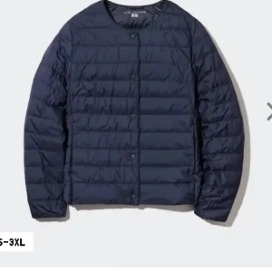 Uniqlo javka - Säljer denna super snygga uniqlo jackan i färgen navy! Den är nästan helt oanvänd och inga defekter. Storlek S!