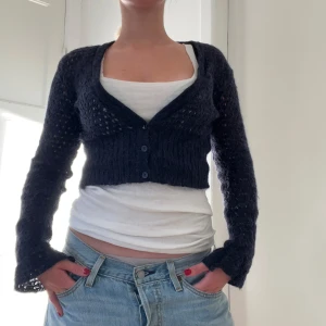 Blå stickad kofta. - Söt stickat kofta/bolero i fin blå färg.