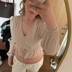 Beige blus - Säljer denna beigea blus från bikbok då den inte kommer till användning längre.