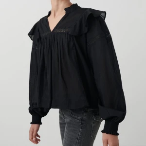 Blus från Young gina - Säljer min svarta blus från young Gina 