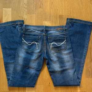 Lågmidjade Vintage jeans - Mått midja: 35cm innerben: 75cm (Dom ser blåare ut på bilden)