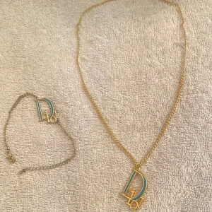Dior set - Två fantastiskt fina smycken från dior. I färgen blått och är guldigt. Detta är brasilianskt guld så smycken håller även i duschen och är vattentåliga.