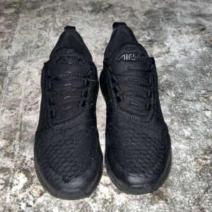 Air max 270 - Det är ett par Nike 270. Har haft dessa i 3 månader och vill sälja dem för att de blev för små för mig. Jag har it använt dem jämnt i dessa månader men man kan ändå se att dem är lite använda, men dem är i jätte bra skick ändå, har köpt dem för 1700