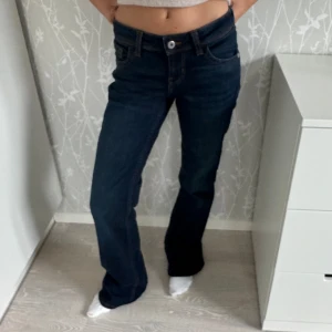 Lågmidjade jeans!💕 - Säljer pga att de är för långa, så därför inte använda! 💓 Dem är i storlek 34 men midjemåttet är 33cm och innerbenet är 80cm! Frakt tillkommer!