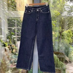 Ample jeans Weekday - Mörkblå jeans från Weekday i modell Ample Low Loose Jeans🌷 Köpa second hand men aldrig använda av mig och förmodligen inte av den tidigare ägaren heller då de är i så gott som nyskick!!🌟 Storlek 25/32👖