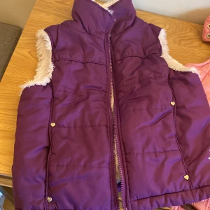 Väst - 2 väster för 8åringar jätte fina med asgulliga detaljer och är jättebra för vinter i nyskick och knappt anväda säljs för 120kr eller 70kr st