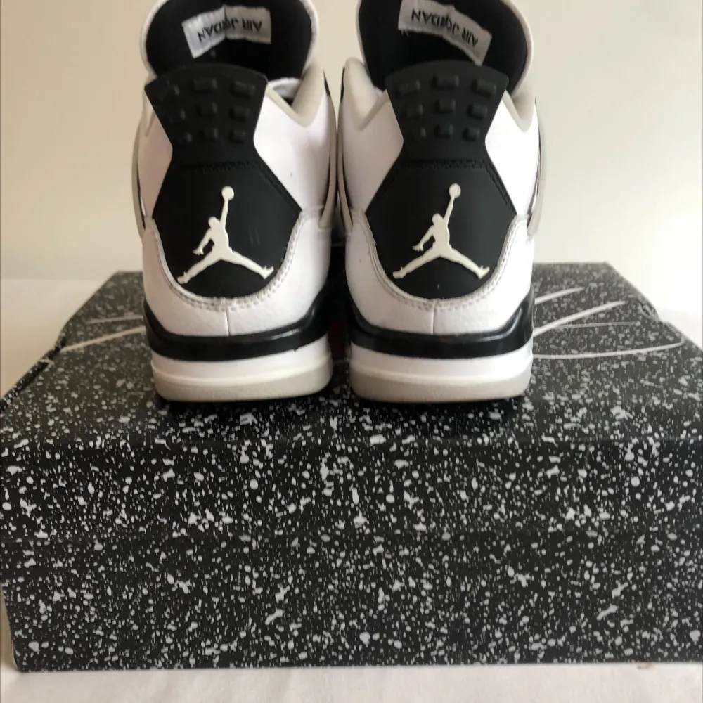 Tjena! Säljer dessa tvär feta Jordans 4s. Färgen heter ”millitary black”. Använda max 4 gånger, och säljs då de inte är min stil. Inga skador eller defekter, och har används med crease skydd. Är lite smutsiga, men rengörs innan de postas!. Skor.