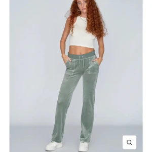 Ljus gröna juicy byxor - Klassisk Velour Del Ray Byxor Chinois Green i stolek xxs, använda få gånger