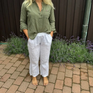 Militärgrön skjorta från Hollister  - Sparsamt använd. Inga tecken på fläckar eller slitage. Storlek S