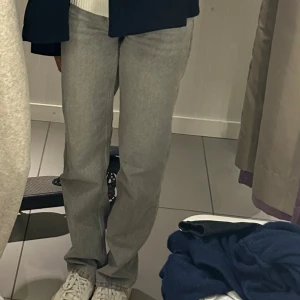 Low waist jeans - Lågmidjade jeans ifrån gina, knappt använda, i superbraskick! Storlek 32 men de har töjts ut lite så skulle mer säga storlek 34!