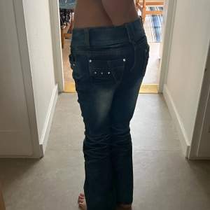 Super snygga blåa jeans med fina dekorationer. De är tyvärr inte min stil längre. Bra skick! Längden är 93cm. Skriv privat om ni har mer frågor!❤️❤️