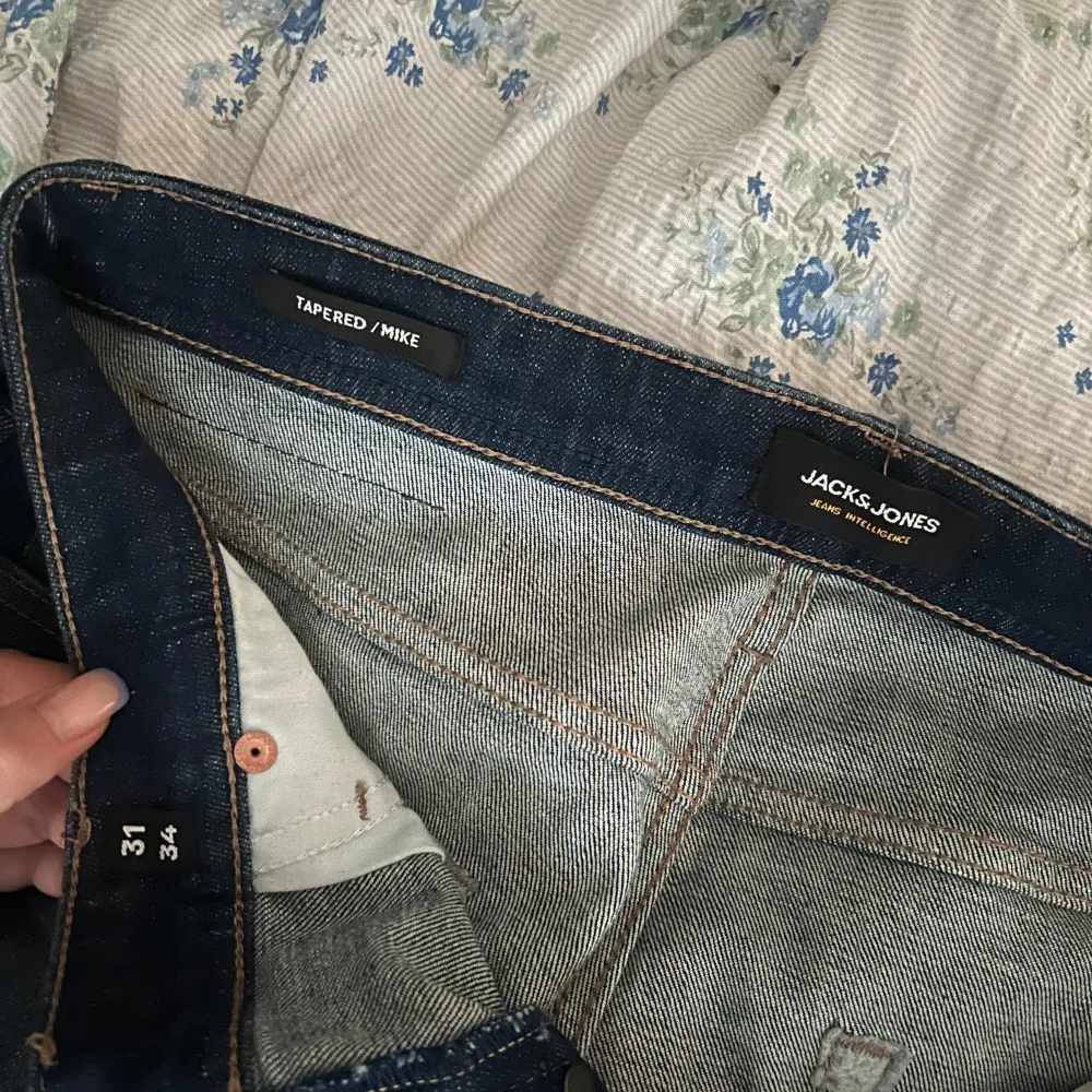 Snygga jeans ifrån Jack and Jones. Kommer inte till användning längre och endast använda 2-3 gånger. Köptes för 599.  . Jeans & Byxor.