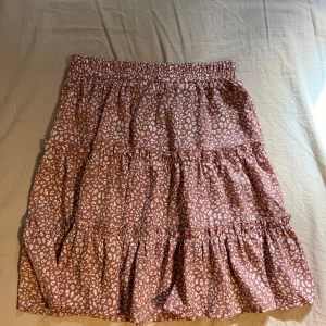 Kjol - Superfin somrig kjol med mönster på i storlek S, inte använd mycket💕