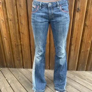 Långa lågmidjade jeans  - Långa snygga omsydda jeans från Disel, men snygga detaljer (liten i storleken)  Pris kan diskuteras vid snabb affär   Midja rätt över: 38 cm Innerben: 85 cm Uterben: 103 cm