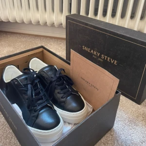 Sneaky Steve läderskor - Superfina skor från Sneaky Steve, storlek 37. Använd 1 gång, för små för mig. Originalförpackning medföljer. 