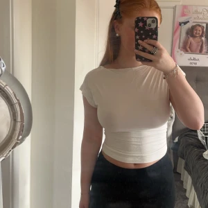 T shirt öppen rygg - T shirt med öppenrygg ifrån shein. Aldrig fått användning för den 🌸