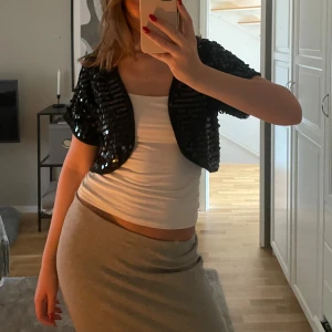 Jätte fin bolero med svarta glitterpalketter. - Super snygg bolero!!! 