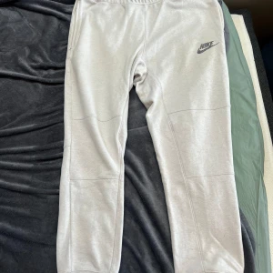 Nike byxor  - Nike byxa den vita (bild1) L perfekt skick. 200 Nike byxa grå (bild 2) L använd skick man kan se det 70kr Nike byxor Svarta  (bild 3) XL relativt bra skick 150 Finns i värsta Stockholm 