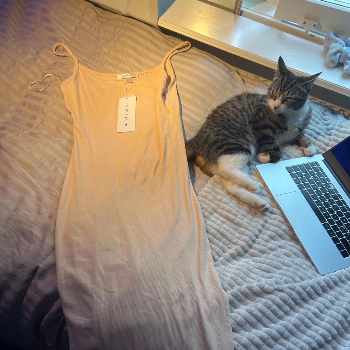 En klänning med öppning 