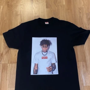 NBA YoungBoy X Supremes Tee - Varan är 10/10 skicka bara testad, pris kan diskuteras vid snabb affär