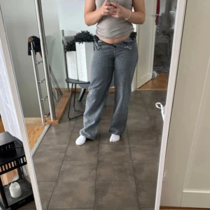 Högmidjade wide grå jean - Inte mycket använda, inget slitet, storlek 36 men går på mig som har 40 men dock inte i midjan