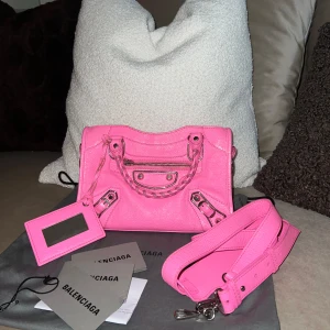 Balenciaga mini city - Balenciaga mini city i fint skick! Gamla modellen som inte säljs längre i superfin rosa färg. Köpt på vestiarie.🌸 pris kan diskuteras och skickar gärna fler bilder vid intresse! 