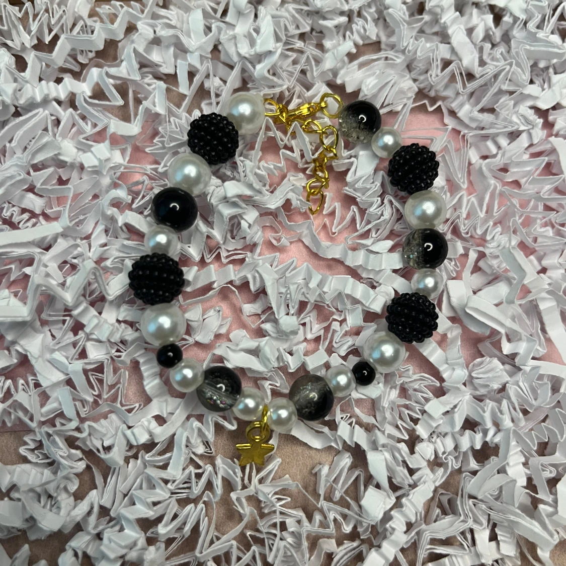 Svart och vitt armband med berlock 