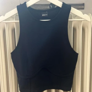 Linne från ginatricot  - Svart linne från ginatricot i storlek S, använd en gång. 