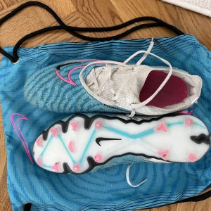 Fotbollsskor Nike phantom högsta modell - Högsta modellen. Nästan aldrig använt.  Köpte för liten storlek  Pris kan diskuteras 