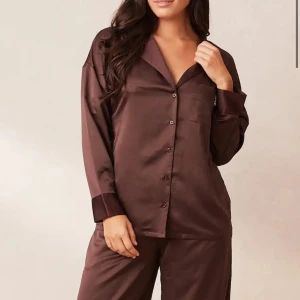 Satin pjamas  - Jätte fin och skön satin Pjamas. Använd men inga defekter. Säljer då den blivit för liten. Pris kan diskuteras 