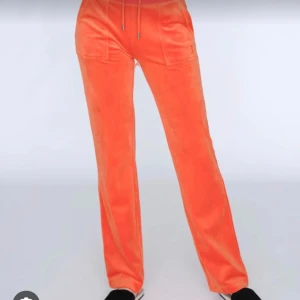 juicy byxor - Säljer mina juicy byxor då jag aldrig använder dom, har även i vitt🤍🧡