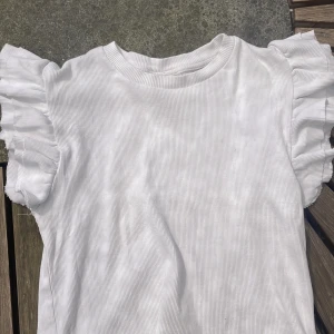 Vit tröja - Säljer mina jättefina tröja då den inte kommer till användning längre. Den är från Gina och den är i storlek 158/164. Jättefint skick💞