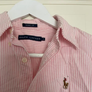 Ralph Lauren skjorta - Rosa  - Ralph Lauren Skjorta  🌸 Storlek 4 - Small  🌸 Skinny fit - smalare passform i midjan 🌸 Använd fåtalet gånger, inga anmärkningar