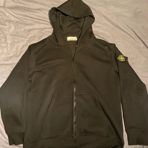 stone island hoodie - stone island hoodie i storlek L knappt använd