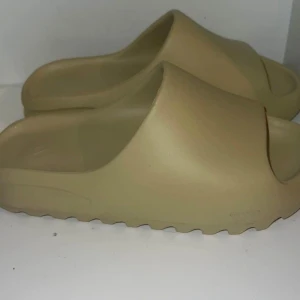 Yeezy slides  - Väldigt sköna 