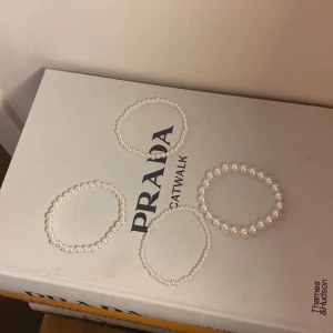 Oanvända Pärarmband  - Säljer 4 stycket oanvända vita pärlarmband!  50kr för alla eller 20kr/styck