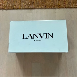 Lanvin Sneakers - Storlek 43 - Skulle säga 28 cm. Välanvända, se bilden inuti skorna. Inga direkta skador förutom de som jag visar på bilderna.
