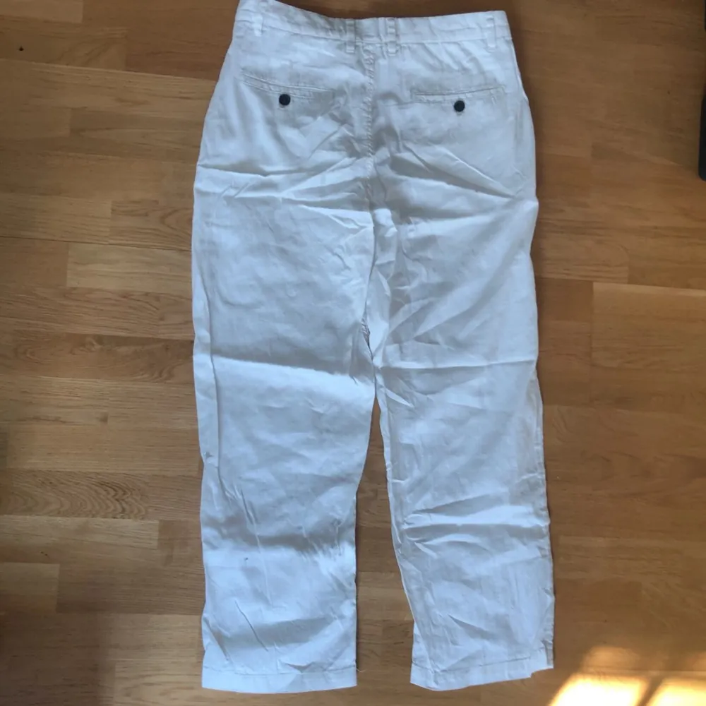 Linne byxor relaxed fit ifrån HM. Storlek 34. Köptes för runt 350kr. Perfekt skick och inga defekter.. Jeans & Byxor.