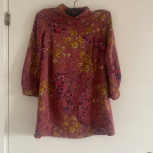 Blommig klänning  - En super fin klänning 👗 med blommigt material 🌸 klänningen är i perfekt skick och jag rekommenderar att styla  klänningen med ett snyggt bälte 