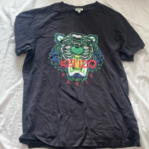 Kenzo tröja - Tröjan har inga fläckar eller annat och är köpt 2018. Skriv för mer info eller frågor